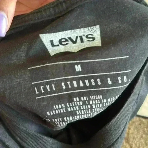Black Levi’s Tee - Picture 3 of 3